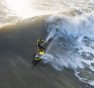 Noosa-plumber SUP surfing